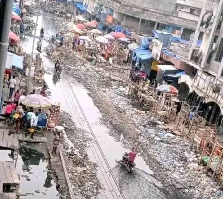 La problématique de la pollution et de l’impraticabilité de l’avenue Kasa-Vubu sur son tronçon situé dans le voisinage du grand marché, les marchands et les habitants des environs mis en cause( Par Génie Kande)